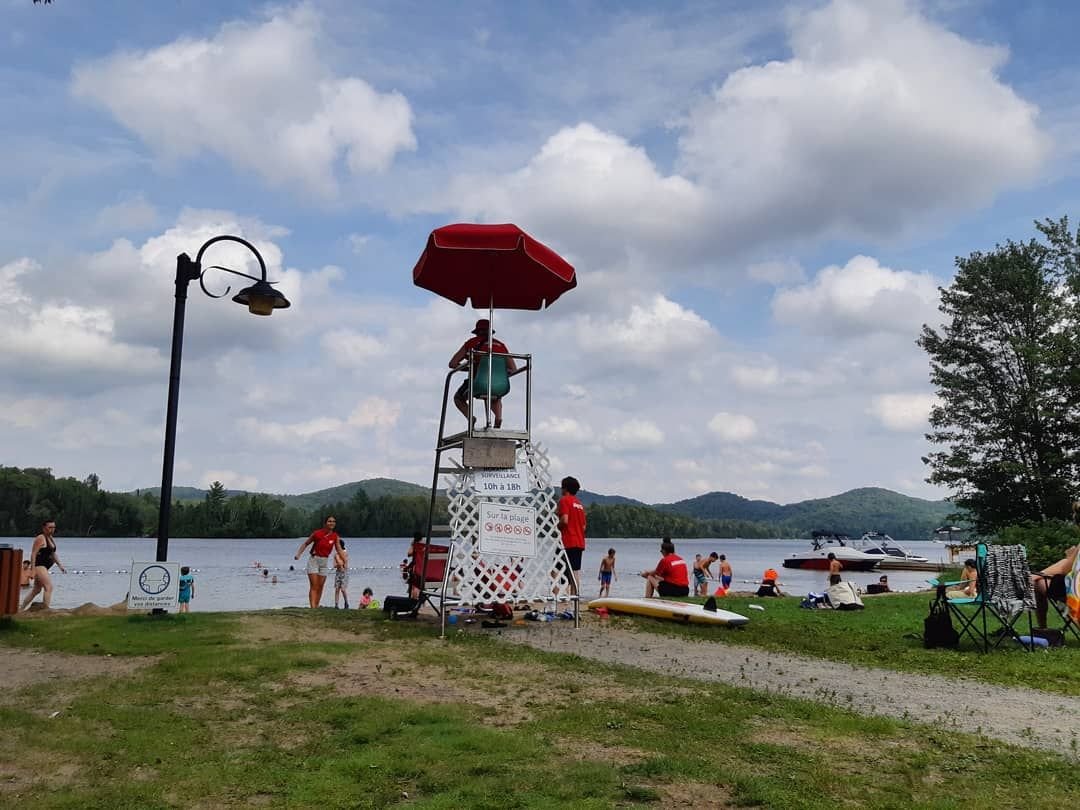 Poste de surveillance et lac à la plage Gratton