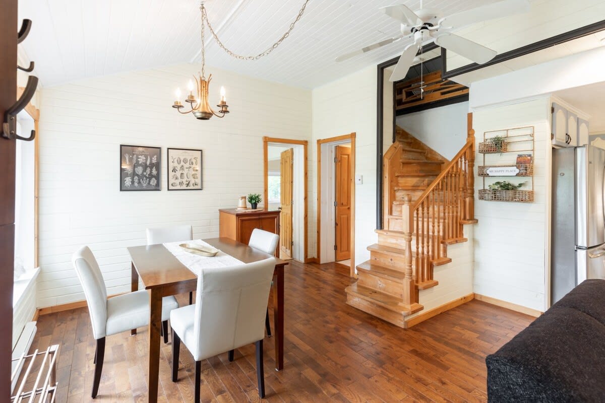 Salle à manger et escalier
