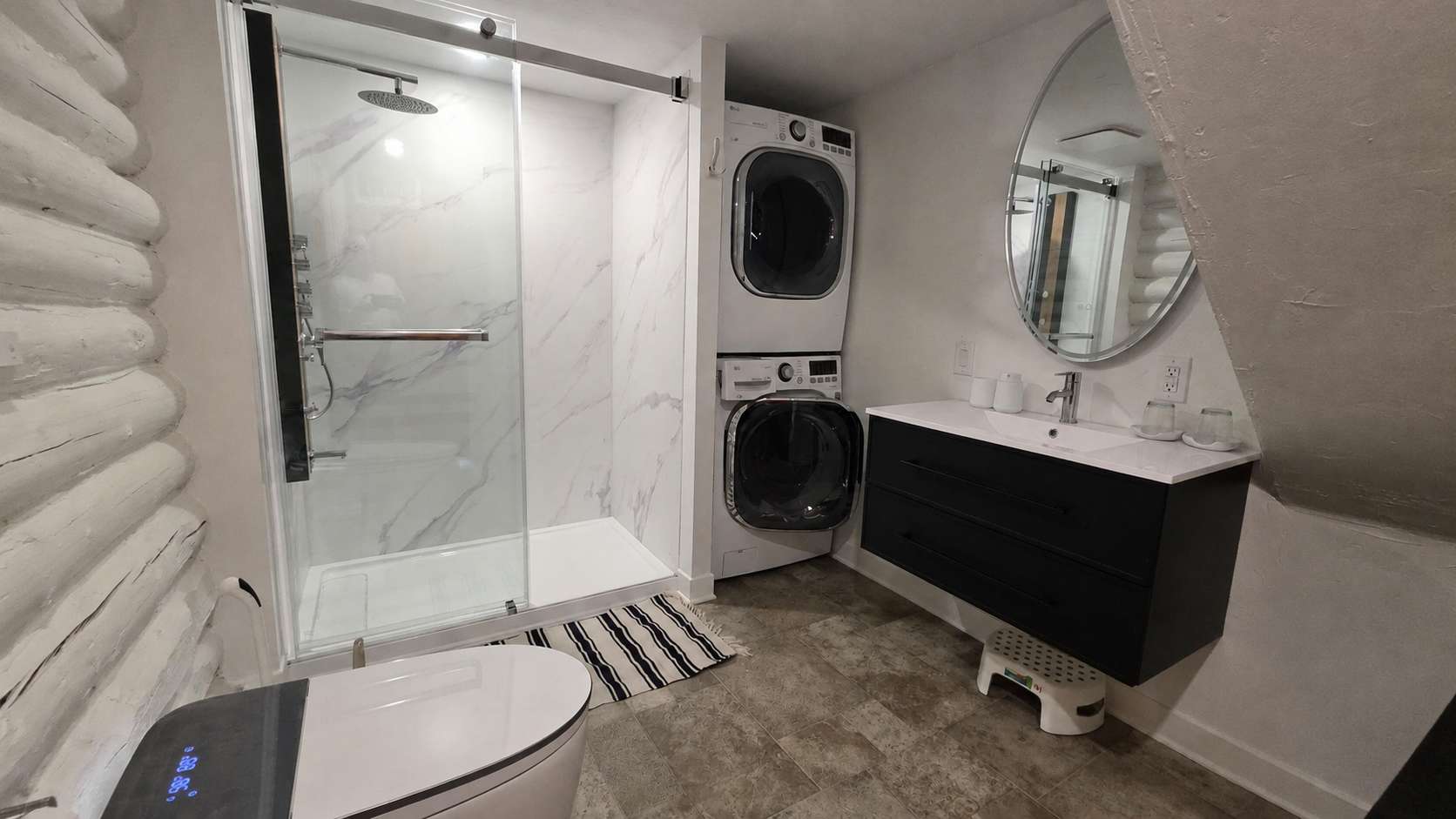 Salle de bain rénovée et coin lavage